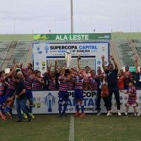 Fred comemorou, no gramado do Bezerrão, o primeiro título como técnico -  (crédito:  Instituto Capital/Divulgação)