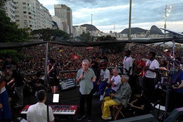 Chico Buarque e Caetano Veloso reuniram milhares de pessoas em ato contra o PL da Dosimetria, realizado no último dia 14, no Rio de Janeiro -  (crédito:  AFP)