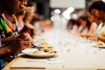 Projeto Gastromotiva: cozinha solidária forma alunos e distribui refeições - (crédito: Divulgação/ Angelo Dal Bó) Projeto Gastromotiva: cozinha solidária forma alunos e distribui refeições - (crédito: Divulgação/ Angelo Dal Bó)