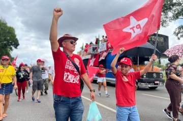 Manifesta&ccedil;&atilde;o em Brasilia amplia cr&iacute;ticas ao Congresso e ao presidente da C&acirc;mara dos Deputados, Hugo Motta. Na foto, Professor e advogado Tadeu Freire Pontes, 57 anos, com seu filho Yohan, 9 anos.