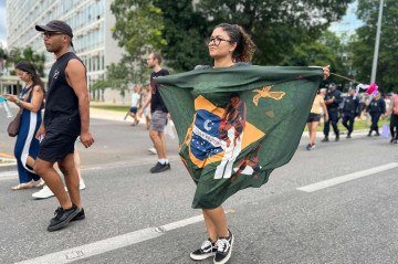 Manifesta&ccedil;&atilde;o em Brasilia amplia cr&iacute;ticas ao Congresso e ao presidente da C&acirc;mara dos Deputados, Hugo Motta. Na foto, Juliana dos Santos Vieira, 32 anos, servidora p&uacute;blica