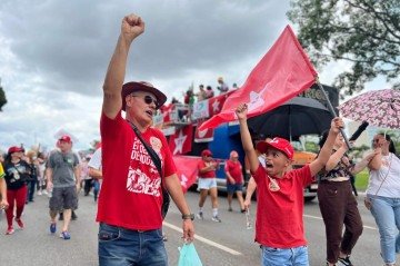 Manifesta&ccedil;&atilde;o em Brasilia amplia cr&iacute;ticas ao Congresso e ao presidente da C&acirc;mara dos Deputados, Hugo Motta. Na foto, Professor e advogado Tadeu Freire Pontes, 57 anos, com seu filho Yohan, 9 anos.