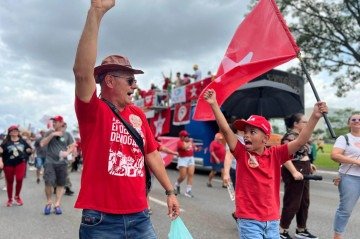 Manifesta&ccedil;&atilde;o em Brasilia amplia cr&iacute;ticas ao Congresso e ao presidente da C&acirc;mara dos Deputados, Hugo Motta. Na foto, Professor e advogado Tadeu Freire Pontes, 57 anos, com seu filho Yohan, 9 anos.
