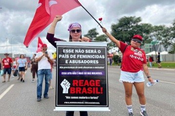 Manifesta&ccedil;&atilde;o em Brasilia amplia cr&iacute;ticas ao Congresso e ao presidente da C&acirc;mara dos Deputados, Hugo Motta. Na foto, Hellen Xavier Viana, 43 anos, jornalista.