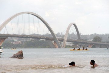 Risco de afogamento pelos banhistas no Lago Paranoá é o mais alto. Em outros pontos de banho do DF, as ocorrências são menores - (crédito: Minervino Júnior/CB/D.A.Press) Risco de afogamento pelos banhistas no Lago Paranoá é o mais alto. Em outros pontos de banho do DF, as ocorrências são menores - (crédito: Minervino Júnior/CB/D.A.Press)