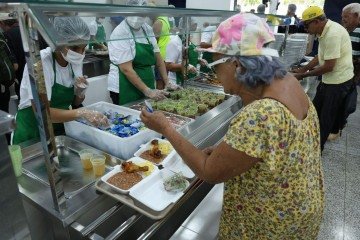 Atualmente, dos 18 restaurantes comunitários, 15 já servem as três refeições diárias. A previsão para 2026 é que todas as unidades sirvam café, almoço e jantar  -  (crédito: Renato Raphael/Sedes-DF)
