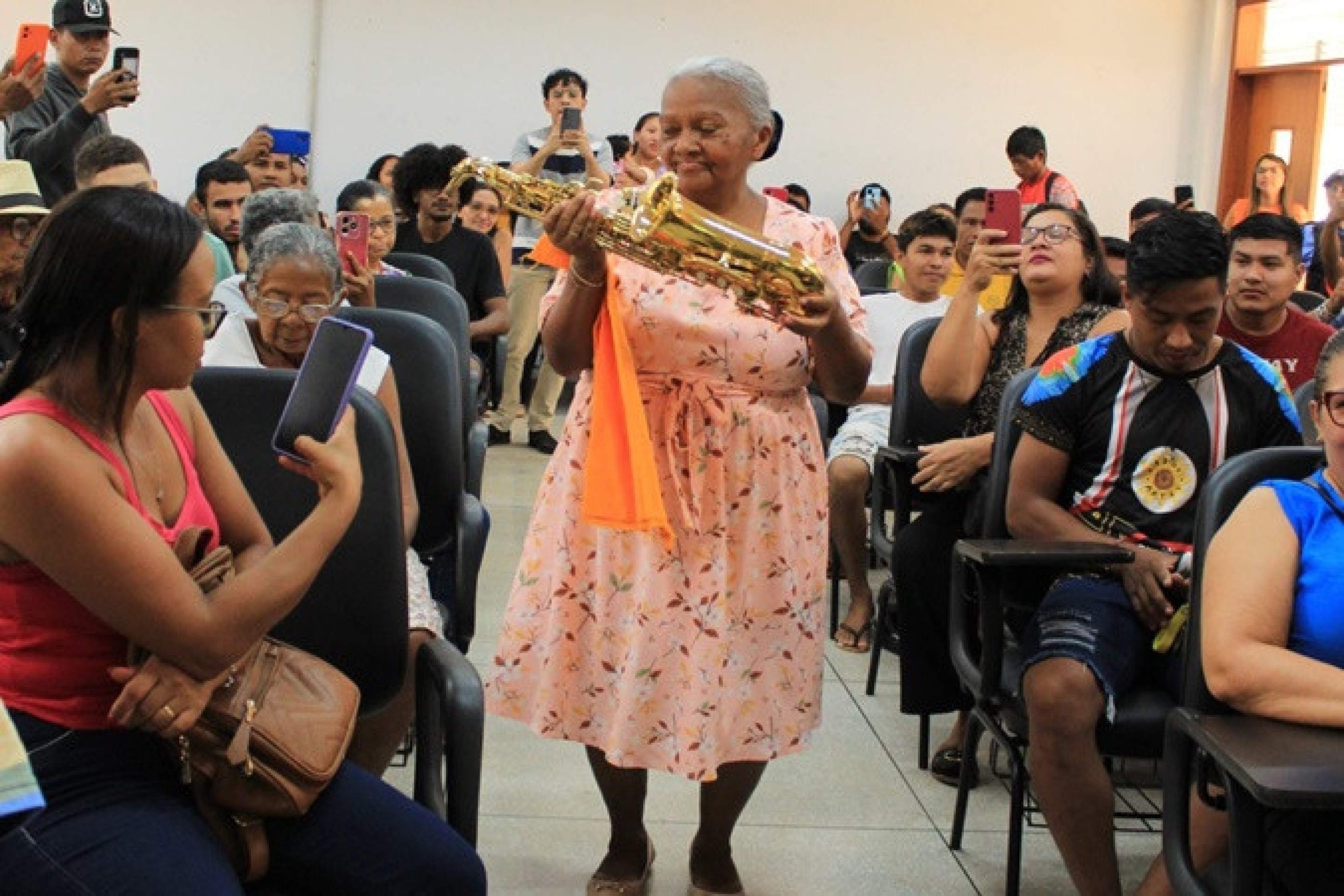 Registro de Dona Maria na apresenta&ccedil;&atilde;o do projeto final do curso de licenciatura em educa&ccedil;&atilde;o do campo &mdash; arte 