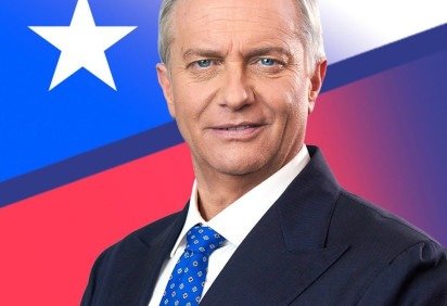  Jos&eacute; Antonio Kast &eacute; eleito presidente do Chile. Ultraconservador Jos&eacute; Antonio Kast vence Jeannette Jara no segundo turno e promete endurecer pol&iacute;ticas de seguran&ccedil;a e imigra&ccedil;&atilde;o.
       -  (crédito:  RS/Fotos P&uacute;blicas) - Jos&eacute; Antonio Kast &eacute; eleito presidente do Chile. Ultraconservador Jos&eacute; Antonio Kast vence Jeannette Jara no segundo turno e promete endurecer pol&iacute;ticas de seguran&ccedil;a e imigra&ccedil;&atilde;o.
       -  (crédito:  RS/Fotos P&uacute;blicas)