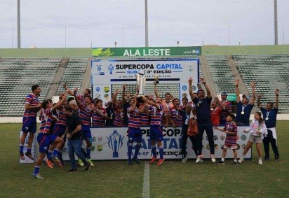 Fred comemorou, no gramado do Bezerrão, o primeiro título como técnico -  (crédito:  Instituto Capital/Divulgação) -Fred comemorou, no gramado do Bezerrão, o primeiro título como técnico -  (crédito:  Instituto Capital/Divulgação)