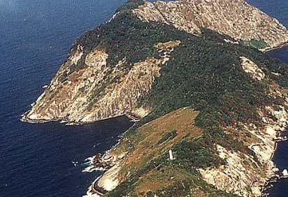 A Ilha da Queimada Grande, a 35 km do litoral paulista, é um dos lugares mais perigosos do mundo. Entra em qualquer lista de ambientes onde o ser humano não pode pisar (exceto com autorizações especiais).  -  (crédito: Prefeitura Municipal  de Itanhaém wikimedia commons ) -A Ilha da Queimada Grande, a 35 km do litoral paulista, é um dos lugares mais perigosos do mundo. Entra em qualquer lista de ambientes onde o ser humano não pode pisar (exceto com autorizações especiais).  -  (crédito: Prefeitura Municipal  de Itanhaém wikimedia commons )