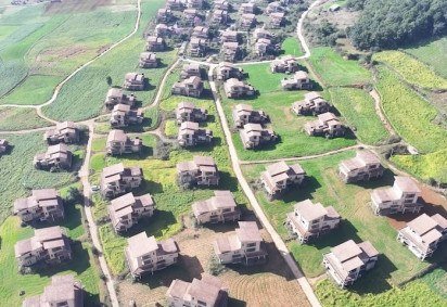 No interior da província de Yunnan, na China, um grande conjunto de mansões de luxo abandonadas chama a atenção.  -  (crédito: Reproduc?a?o/YouTube) -No interior da província de Yunnan, na China, um grande conjunto de mansões de luxo abandonadas chama a atenção.  -  (crédito: Reproduc?a?o/YouTube)