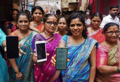 O Estado de Bihar, no leste da Índia, transferiu 10 mil rúpias (US$ 112, cerca de R$ 604) para a conta bancária das mulheres antes das eleições -  (crédito: AFP via Getty Images) -O Estado de Bihar, no leste da Índia, transferiu 10 mil rúpias (US$ 112, cerca de R$ 604) para a conta bancária das mulheres antes das eleições -  (crédito: AFP via Getty Images)