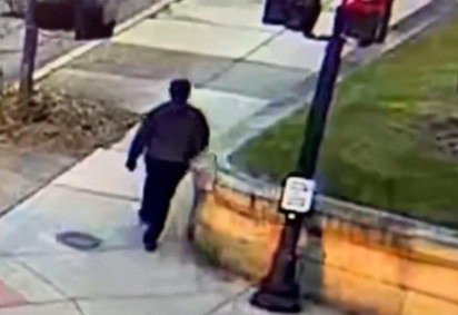 Esta captura de vídeo de uma filmagem de CFTV divulgada pelo Departamento de Polícia de Providence mostra o suspeito do tiroteio na Brown University caminhando por uma rua perto do campus em Providence em 13 de dezembro de 2025 -  (crédito: Handout/Providence Police Department/AFP) -Esta captura de vídeo de uma filmagem de CFTV divulgada pelo Departamento de Polícia de Providence mostra o suspeito do tiroteio na Brown University caminhando por uma rua perto do campus em Providence em 13 de dezembro de 2025 -  (crédito: Handout/Providence Police Department/AFP)