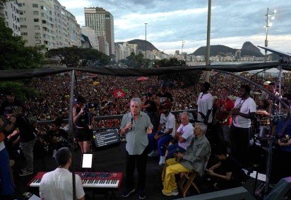 Chico Buarque e Caetano Veloso reuniram milhares de pessoas em ato contra o PL da Dosimetria, realizado no último dia 14, no Rio de Janeiro -  (crédito:  AFP) -Chico Buarque e Caetano Veloso reuniram milhares de pessoas em ato contra o PL da Dosimetria, realizado no último dia 14, no Rio de Janeiro -  (crédito:  AFP)