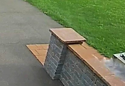 Imagens da queda de um meteorito foram captadas recentemente pela câmera de segurança de uma casa na cidade de Charlottetown, no Canadá, a cerca de 1,3 milhão de quilômetros de Ottawa, capital do país. De acordo com pesquisadores, foi a primeira vez que houve um registro desse tipo, incluindo a captação do estrondo. 
 -  (crédito: Reprodução) -Imagens da queda de um meteorito foram captadas recentemente pela câmera de segurança de uma casa na cidade de Charlottetown, no Canadá, a cerca de 1,3 milhão de quilômetros de Ottawa, capital do país. De acordo com pesquisadores, foi a primeira vez que houve um registro desse tipo, incluindo a captação do estrondo. 
 -  (crédito: Reprodução)