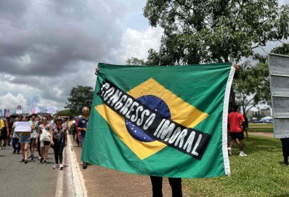 Manifestação contra a PL da Dosimetria em Brasília reúne cerca de 5 mil -  (crédito: Fernanda Strickland/CB/D.A Press) -Manifestação contra a PL da Dosimetria em Brasília reúne cerca de 5 mil -  (crédito: Fernanda Strickland/CB/D.A Press)