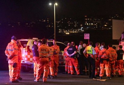 Equipes de emergência se reúnem no local após um tiroteio na praia de Bondi, em Sydney, em 14 de dezembro de 2025       -  (crédito: SAEED KHAN / AFP) -Equipes de emergência se reúnem no local após um tiroteio na praia de Bondi, em Sydney, em 14 de dezembro de 2025       -  (crédito: SAEED KHAN / AFP)
