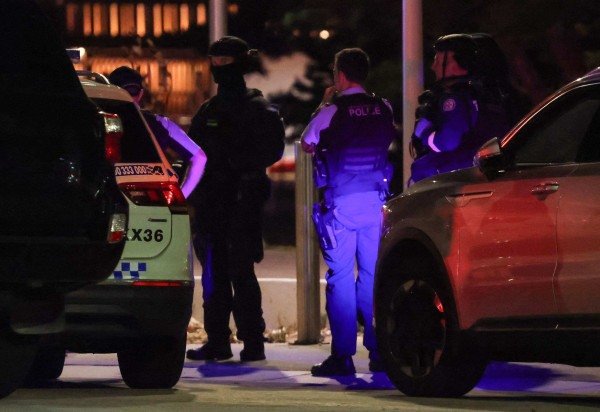Policiais em uma rua após um tiroteio na praia de Bondi, em Sydney, em 14 de dezembro de 2025      