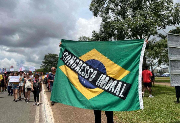 Manifesta&ccedil;&atilde;o contra a PL da Dosimetria em Bras&iacute;lia re&uacute;ne cerca de 5 mil