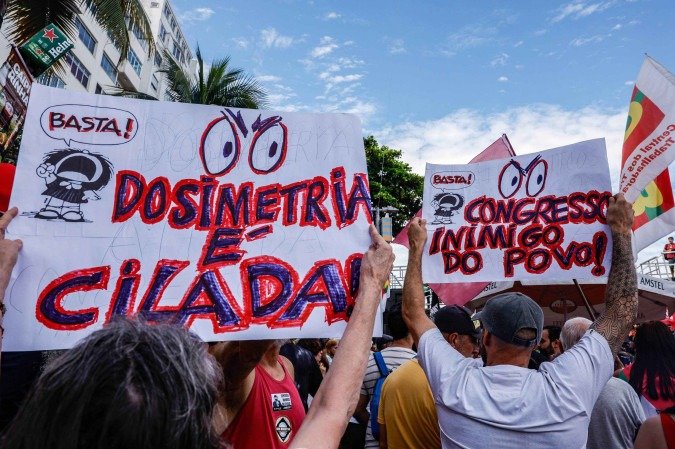 Manifestantes fazem ato na orla de Copacabana contra PL da Dosimetria
