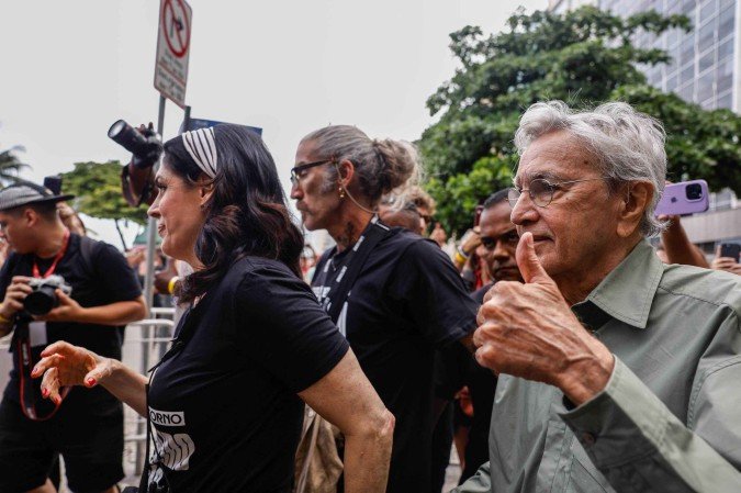 Caetano Veloso chega com a mulher, Paula Lavigne, para o protesto em Copacabana