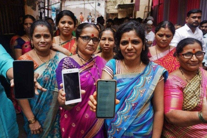 O Estado de Bihar, no leste da Índia, transferiu 10 mil rúpias (US$ 112, cerca de R$ 604) para a conta bancária das mulheres antes das eleições - (crédito: AFP via Getty Images) O Estado de Bihar, no leste da Índia, transferiu 10 mil rúpias (US$ 112, cerca de R$ 604) para a conta bancária das mulheres antes das eleições - (crédito: AFP via Getty Images)