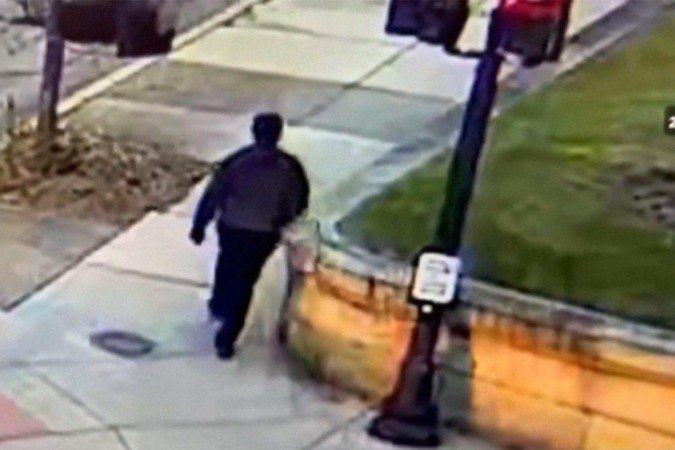 Esta captura de vídeo de uma filmagem de CFTV divulgada pelo Departamento de Polícia de Providence mostra o suspeito do tiroteio na Brown University caminhando por uma rua perto do campus em Providence em 13 de dezembro de 2025 - (crédito: Handout/Providence Police Department/AFP) Esta captura de vídeo de uma filmagem de CFTV divulgada pelo Departamento de Polícia de Providence mostra o suspeito do tiroteio na Brown University caminhando por uma rua perto do campus em Providence em 13 de dezembro de 2025 - (crédito: Handout/Providence Police Department/AFP)