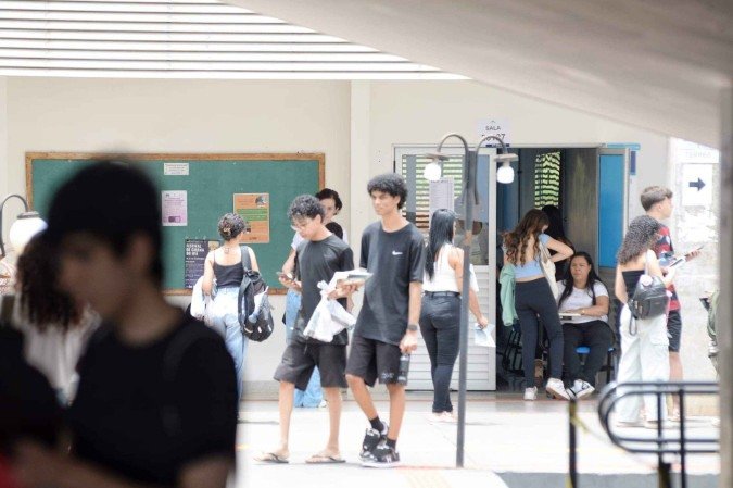 Candidatos chegando para realização da prova do PAS 2 na UnB -  (crédito: Minervino Júnior/CB/D.A Press)