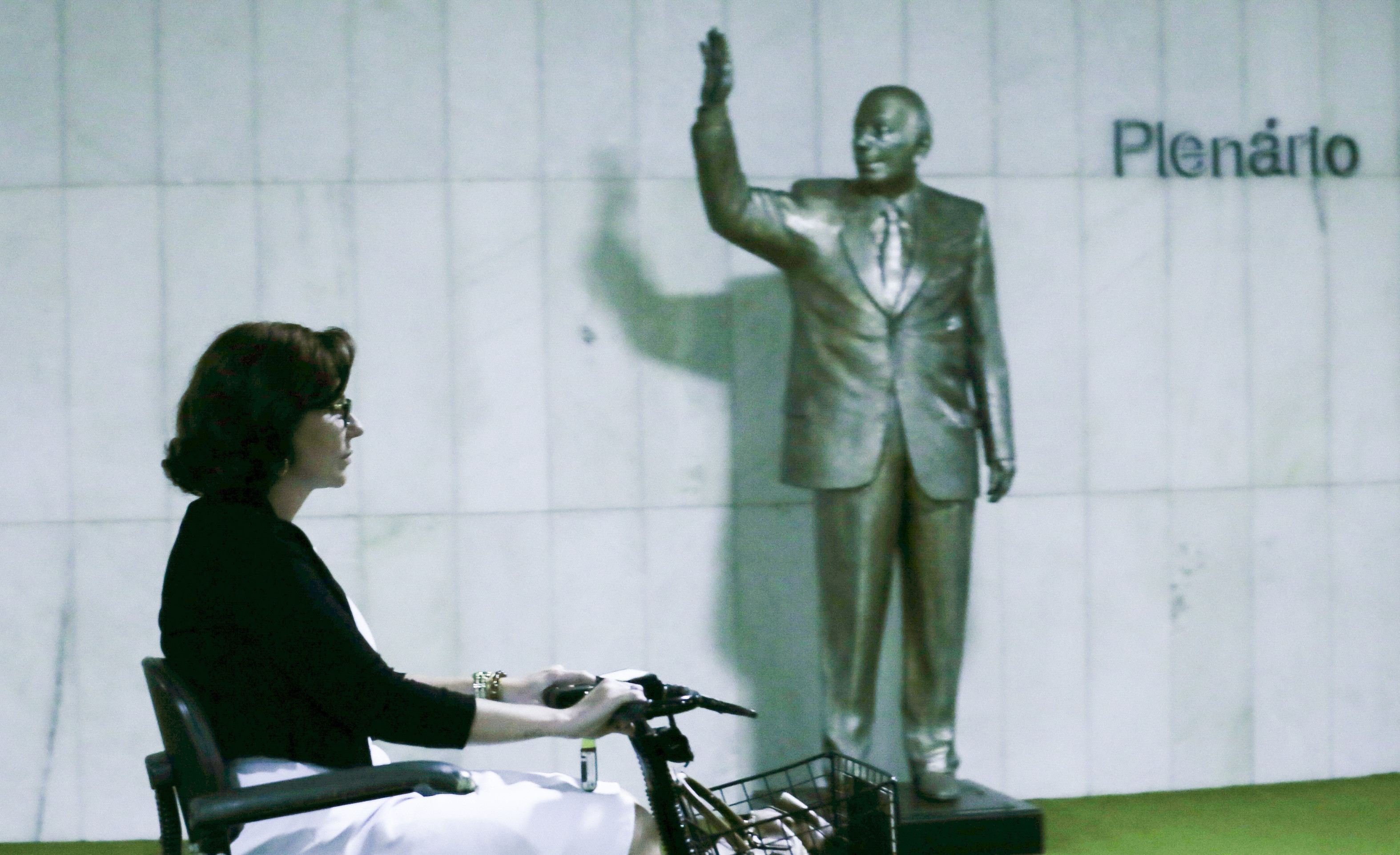 Zambelli renuncia à Câmara para evitar extradição e cumprir pena no Brasil