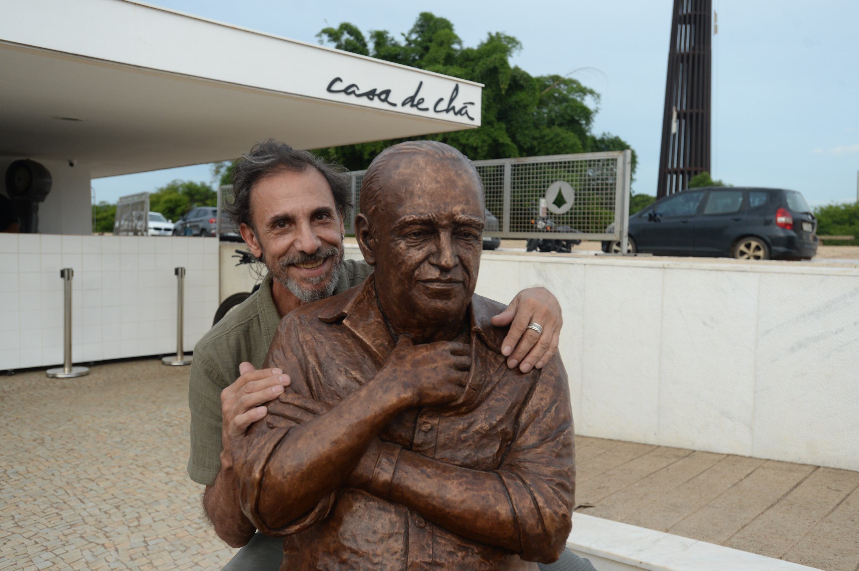 118 anos de história: estátua de Oscar Niemeyer é instalada na Casa de Chá