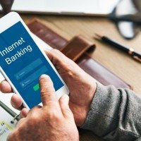 A movimenta&ccedil;&atilde;o financeira digital auxilia a Receita Federal na fiscaliza&ccedil;&atilde;o do Imposto de Renda. -  (crédito: &amp;lt;a href=&amp;quot;https://br.freepik.com/fotos-gratis/conceito-de-tecnologia-de-pagamento-online-de-internet-banking_16459660.htm#fromView=search&amp;amp;page=1&amp;amp;position=20&amp;amp;uuid=e157f7bd-5fd0-4b37-817d-b348e3ee212a&amp;amp;query=transfer%C3%AAncia+banc%C3%A1ria+online&amp;quot;&amp;gt;Imagem de rawpixel.com no Freepik&amp;lt;/a&amp;gt;)