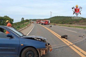 Motociclista morreu após colisão contra veículo na BR-251 - (crédito: Divulgação/CBMDF) Motociclista morreu após colisão contra veículo na BR-251 - (crédito: Divulgação/CBMDF)