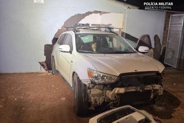 Prisão de mulher por embriaguez ao volante ocorreu na madrugada do último sábado (13) - (crédito: Divulgação/PMDF) Prisão de mulher por embriaguez ao volante ocorreu na madrugada do último sábado (13) - (crédito: Divulgação/PMDF)