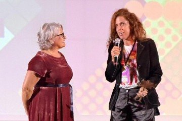 Rosana Viegas, atriz do filme, recebeu o prêmio representando o diretor Pablo Gonçalo, que está no México. Troféu entregue por Cilene Vieira - (crédito: Lunares Ayla/Divulgação) Rosana Viegas, atriz do filme, recebeu o prêmio representando o diretor Pablo Gonçalo, que está no México. Troféu entregue por Cilene Vieira - (crédito: Lunares Ayla/Divulgação)