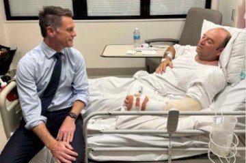 À imprensa local, o primo de Ahmed, Jozay Alkanj, afirmou que ele passa bem após a cirurgia realizada nesta segunda-feira (15/12), mas ainda deverá ser submetido a outros procedimentos médico - (crédito: Reprodução/Instagram/@chrisminnsmp) À imprensa local, o primo de Ahmed, Jozay Alkanj, afirmou que ele passa bem após a cirurgia realizada nesta segunda-feira (15/12), mas ainda deverá ser submetido a outros procedimentos médico - (crédito: Reprodução/Instagram/@chrisminnsmp)