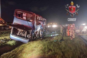 O motorista do ônibus perdeu o controle do veículo e capotou, matando cinco pessoas e ferindo outras 17