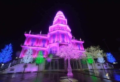 As cores que iluminam a cidade at&eacute; as 23h atraem turistas, ex-moradores e fi&eacute;is de todo o Distrito Federal -  (crédito:  Ed Alves/CB/D.A Press) -As cores que iluminam a cidade at&eacute; as 23h atraem turistas, ex-moradores e fi&eacute;is de todo o Distrito Federal -  (crédito:  Ed Alves/CB/D.A Press)