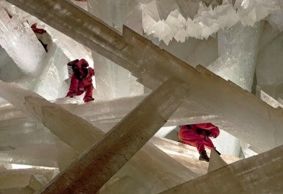 A Caverna dos Cristais é um dos lugares mais impressionantes do planeta, com gigantescos cristais de gipsita que chegam a ultrapassar 10 metros e formam um cenário quase surreal sob a Terra. -  (crédito: reprodução Proyecto Naica ) -A Caverna dos Cristais é um dos lugares mais impressionantes do planeta, com gigantescos cristais de gipsita que chegam a ultrapassar 10 metros e formam um cenário quase surreal sob a Terra. -  (crédito: reprodução Proyecto Naica )