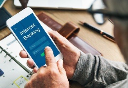 A movimenta&ccedil;&atilde;o financeira digital auxilia a Receita Federal na fiscaliza&ccedil;&atilde;o do Imposto de Renda. -  (crédito: &amp;lt;a href=&amp;quot;https://br.freepik.com/fotos-gratis/conceito-de-tecnologia-de-pagamento-online-de-internet-banking_16459660.htm#fromView=search&amp;amp;page=1&amp;amp;position=20&amp;amp;uuid=e157f7bd-5fd0-4b37-817d-b348e3ee212a&amp;amp;query=transfer%C3%AAncia+banc%C3%A1ria+online&amp;quot;&amp;gt;Imagem de rawpixel.com no Freepik&amp;lt;/a&amp;gt;)