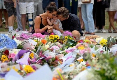 Flores para as vítimas do massacre na praia: comoção nacional -  (crédito:  Saeed Khan/AFP) -Flores para as vítimas do massacre na praia: comoção nacional -  (crédito:  Saeed Khan/AFP)