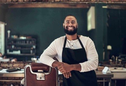 A barbearia entra em uma nova fase, com foco em técnica e atendimento (Imagem: PeopleImages | Shutterstock) -  (crédito: EdiCase) -A barbearia entra em uma nova fase, com foco em técnica e atendimento (Imagem: PeopleImages | Shutterstock) -  (crédito: EdiCase)