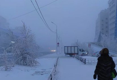 As cidades de Oymyakon e Yakutsk (foto), na Rússia, são as mais geladas (com habitantes) do planeta. Em maio de 2024, em plena primavera, por exemplo, a mínima chegou a oito graus negativos. Então, quando chega o inverno, em dezembro, a coisa fica feia. As temperaturas vão a 50 graus negativos.  -  (crédito:  Reprodução de vídeo YouTube Yakutsk Life ) -As cidades de Oymyakon e Yakutsk (foto), na Rússia, são as mais geladas (com habitantes) do planeta. Em maio de 2024, em plena primavera, por exemplo, a mínima chegou a oito graus negativos. Então, quando chega o inverno, em dezembro, a coisa fica feia. As temperaturas vão a 50 graus negativos.  -  (crédito:  Reprodução de vídeo YouTube Yakutsk Life )