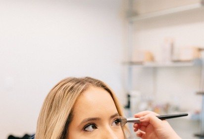 A maquiadora Aline apostou em poucos produtos, privilegiando textura, luz e a valorização dos traços naturais -  (crédito: Mariana Campos/CB/D.A Press) -A maquiadora Aline apostou em poucos produtos, privilegiando textura, luz e a valorização dos traços naturais -  (crédito: Mariana Campos/CB/D.A Press)