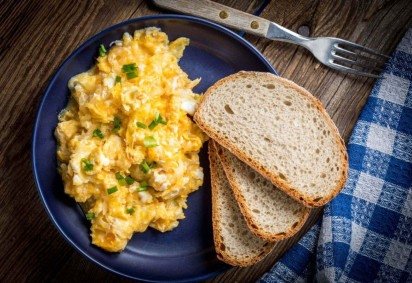 Ovos mexidos cremosos com cebolinha (Imagem: Arkadiusz Fajer | Shutterstock) -  (crédito: EdiCase) -Ovos mexidos cremosos com cebolinha (Imagem: Arkadiusz Fajer | Shutterstock) -  (crédito: EdiCase)