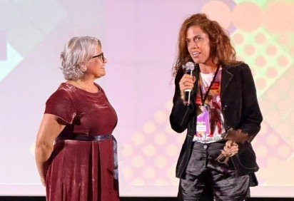 Rosana Viegas, atriz do filme, recebeu o prêmio representando o diretor Pablo Gonçalo, que está no México. Troféu entregue por Cilene Vieira -  (crédito: Lunares Ayla/Divulgação) -Rosana Viegas, atriz do filme, recebeu o prêmio representando o diretor Pablo Gonçalo, que está no México. Troféu entregue por Cilene Vieira -  (crédito: Lunares Ayla/Divulgação)