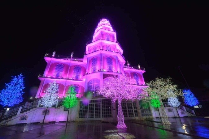 As cores que iluminam a cidade até as 23h atraem turistas, ex-moradores e fiéis de todo o Distrito Federal - (crédito: Ed Alves/CB/D.A Press) As cores que iluminam a cidade até as 23h atraem turistas, ex-moradores e fiéis de todo o Distrito Federal - (crédito: Ed Alves/CB/D.A Press)