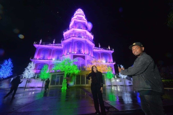  Decoração de Natal da Igreja de Brazlandia. Na Foto Fernanda Souza Barros com suas sobrinhas