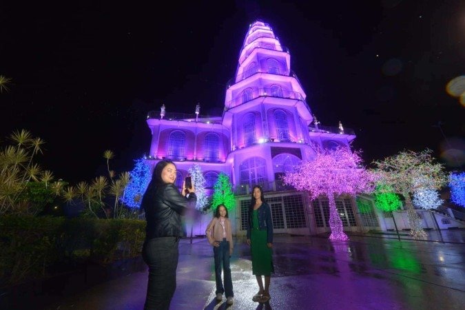 Decoração de Natal da Igreja de Brazlandia. Na Foto Fernanda Souza Barros com suas sobrinhas