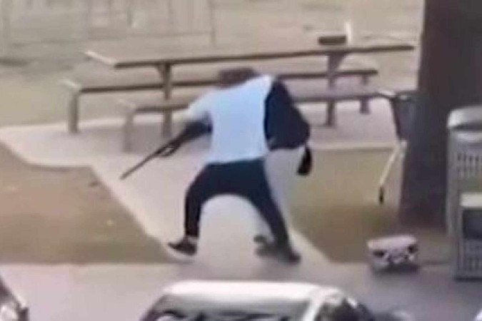 Dois homens armados dispararam de cima de uma ponte - (crédito: Anadolu via Getty Images) Dois homens armados dispararam de cima de uma ponte - (crédito: Anadolu via Getty Images)