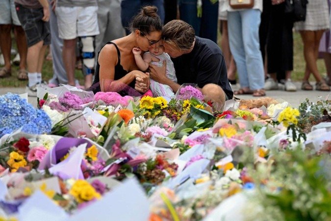 Flores para as vítimas do massacre na praia: comoção nacional - (crédito: Saeed Khan/AFP) Flores para as vítimas do massacre na praia: comoção nacional - (crédito: Saeed Khan/AFP)